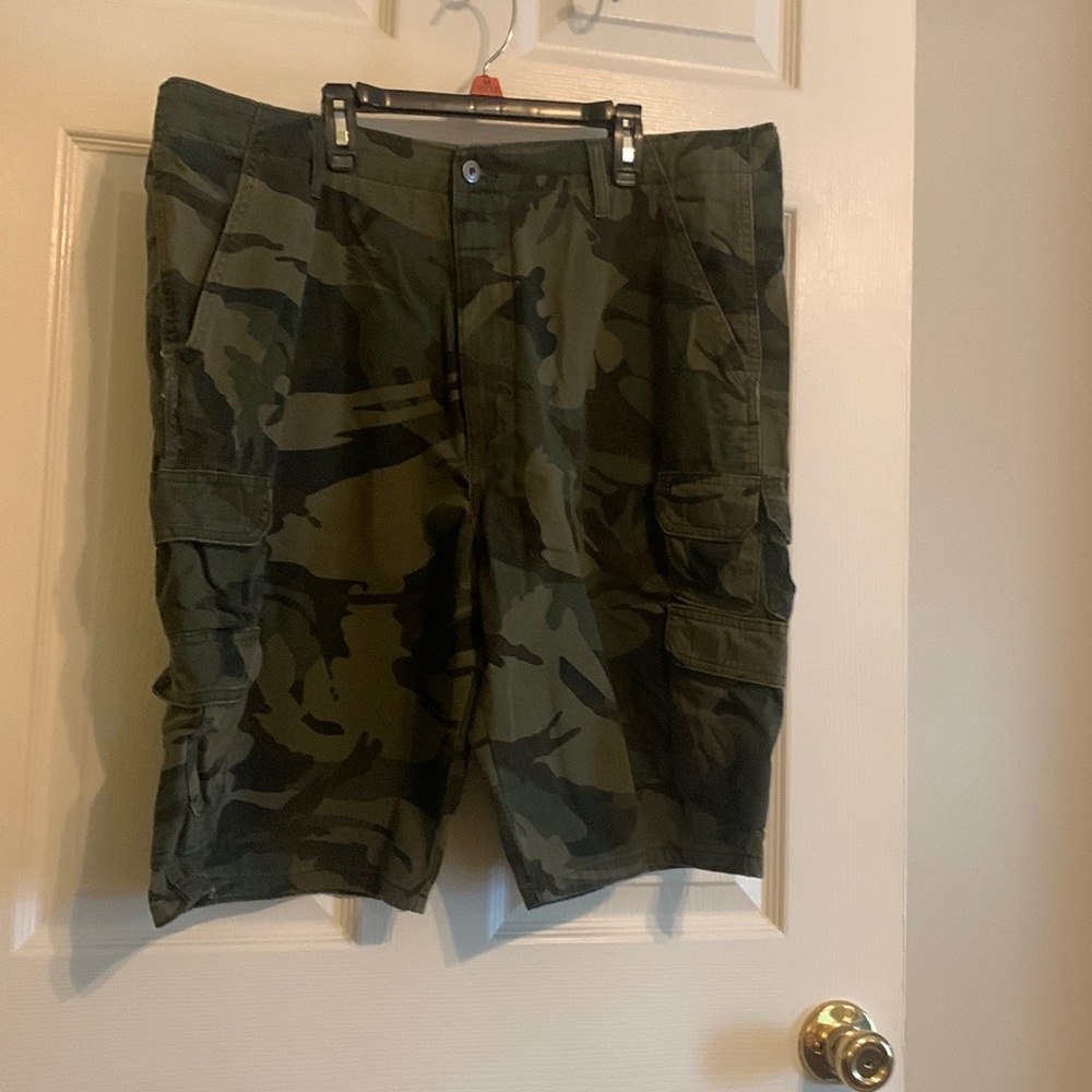 Mens Wrangler Authentic’s ARMY Green Camo Shorts  Size 38 11 inch Inseam